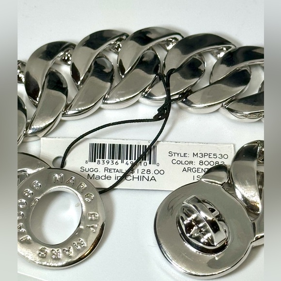 Marc by Marc Jacobs Chunky Turn lock closure
Bracelet in Silver - Picture 4 of 11